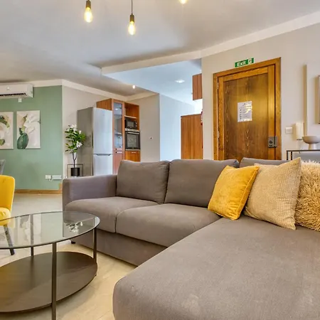 3 Bedroom Penthouse With Jacuzzi And Roof Terrace Vfra1-1 Semesterbostad Sliema