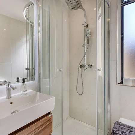 3 Bedroom Penthouse With Jacuzzi And Roof Terrace Vfra1-1 *