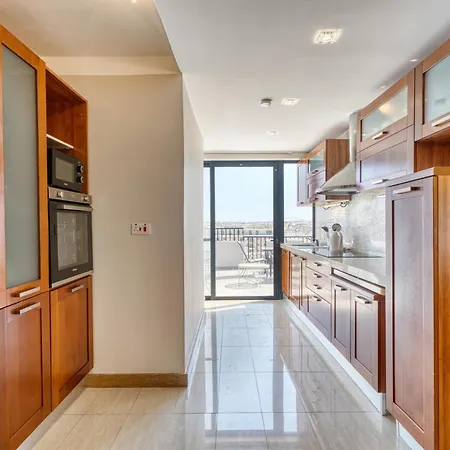 3 Bedroom Penthouse With Jacuzzi And Roof Terrace Vfra1-1 *